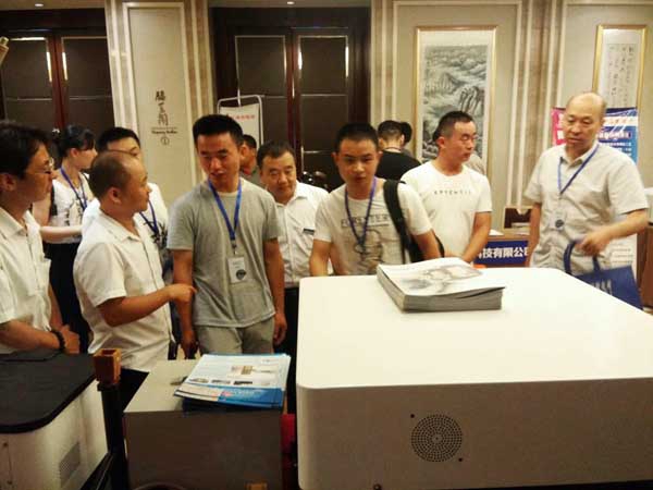 直讀光譜儀產(chǎn)品一出場就吸引了眾多鑄造行業(yè)專家的目光。