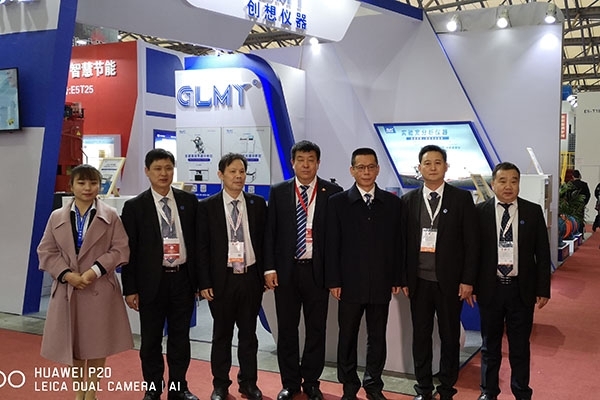 中國鑄造協(xié)會張志勇秘書長（右起三）、劉樹生主任（右起四）