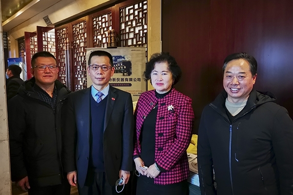 中國(guó)鑄造協(xié)會(huì)秘書(shū)長(zhǎng)張志勇，天津鑄鍛行業(yè)協(xié)會(huì)秘書(shū)長(zhǎng)王繼英蒞臨創(chuàng)想儀器展位前參觀指導(dǎo)