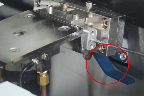 清洗透鏡拿出來(lái)前，一定要關(guān)閉球閥，否則造成真空倒吸