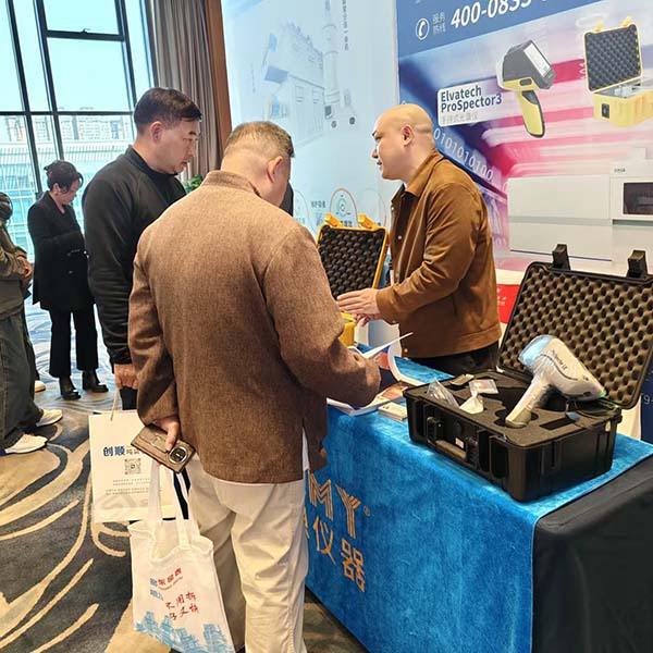 為來(lái)賓介紹伊瓦特手持光譜儀