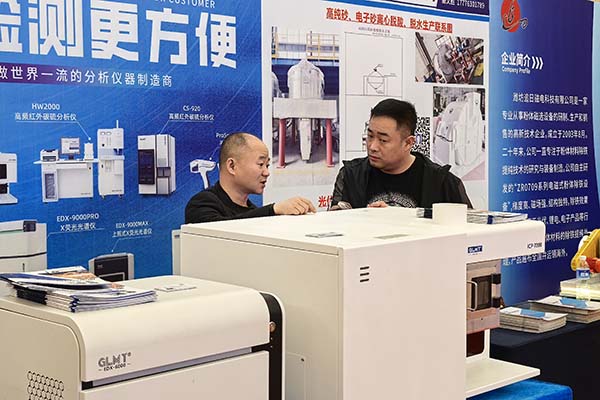 為來賓介紹創(chuàng)想儀器優(yōu)質(zhì)產(chǎn)品