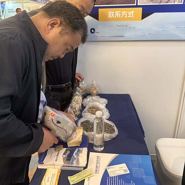 為展商演示手持式光譜儀的檢測