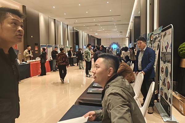 展商與參會(huì)嘉賓對(duì)接洽談