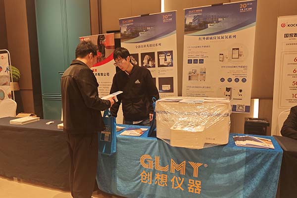 為來(lái)賓介紹創(chuàng)想儀器產(chǎn)品